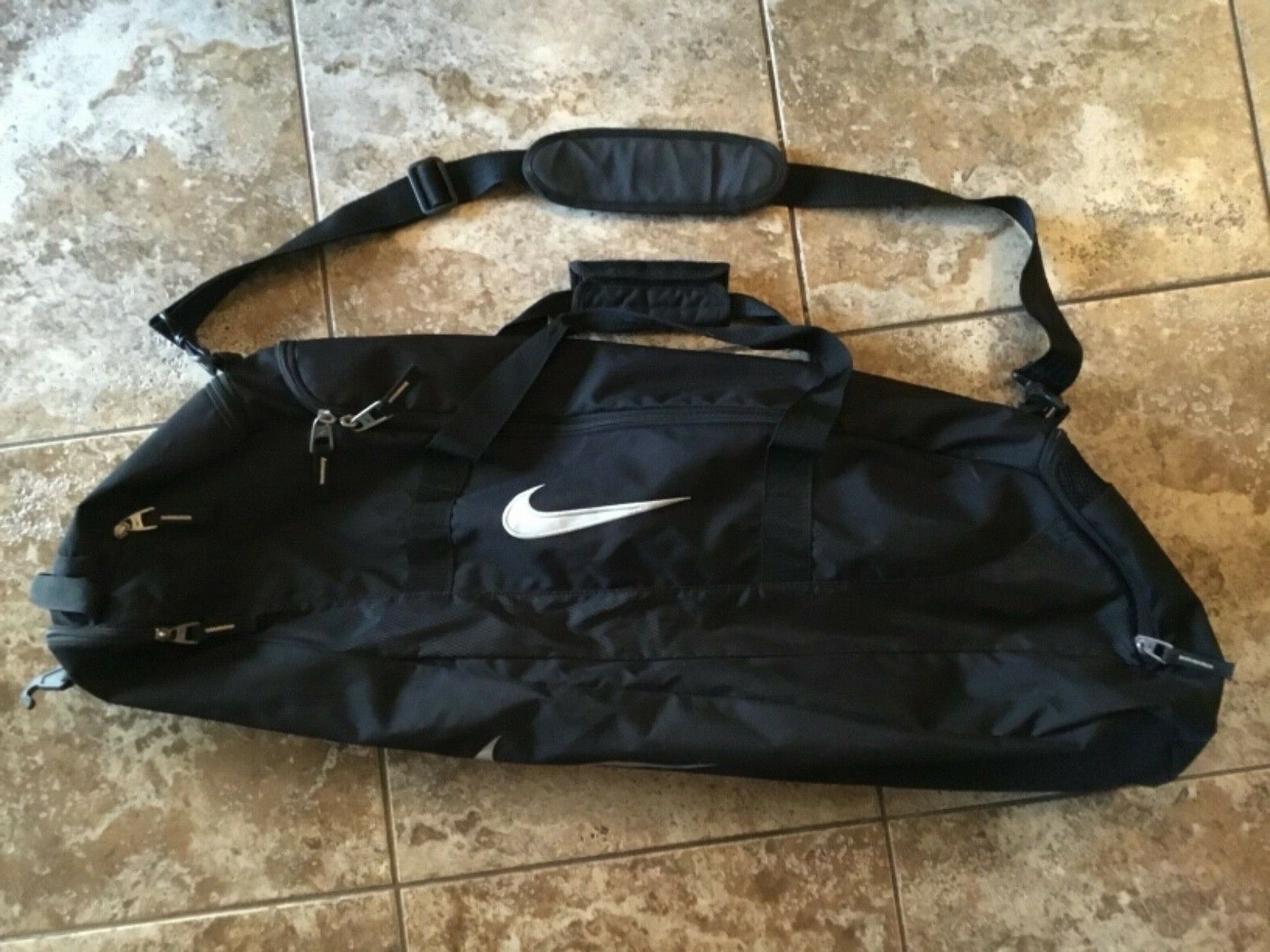 Nike Adult Basball / Softball Duffle Bag ( Black ) Preowned
